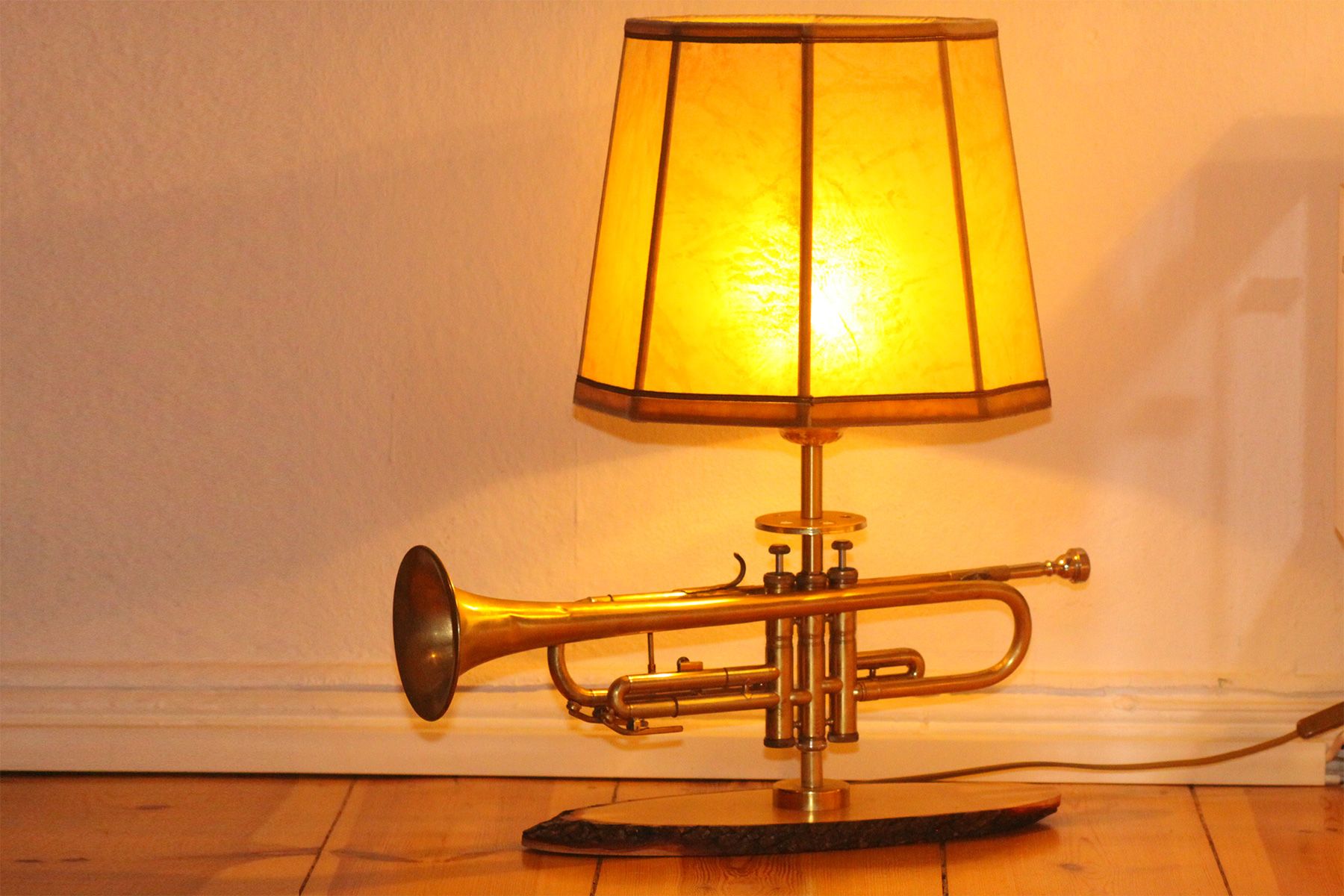 Trompetenlampe Tischleuchte Messing Holzbrett Design Berlin Eingeschaltet